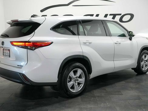 Used 2022 Toyota Highlander LE AWD/4WD image 5