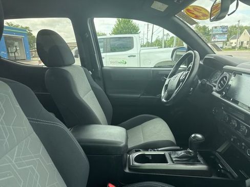 Used 2022 Toyota Tacoma TRD Off-Road image 12