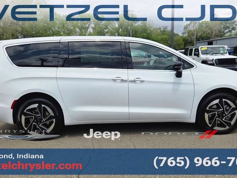 New 2027 Chrysler Pacifica Limited AWD/4WD image 8