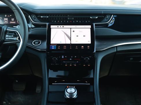 Used 2023 Jeep Grand Cherokee Overland RWD image 27