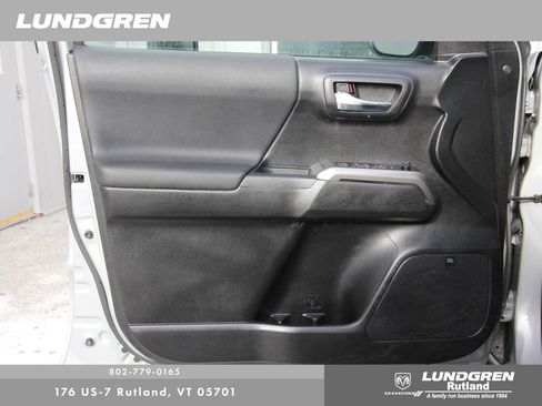 Used 2021 Toyota Tacoma TRD Off-Road image 11