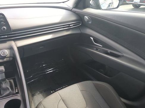 Used 2025 Hyundai Elantra SE FWD image 14