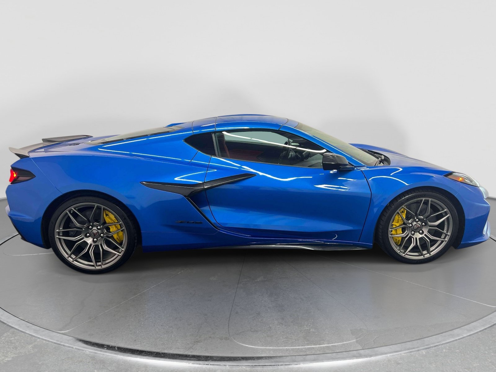 Used 2025 Chevrolet Corvette Z06 w/ Stealth Interior Trim Package RWD image 5