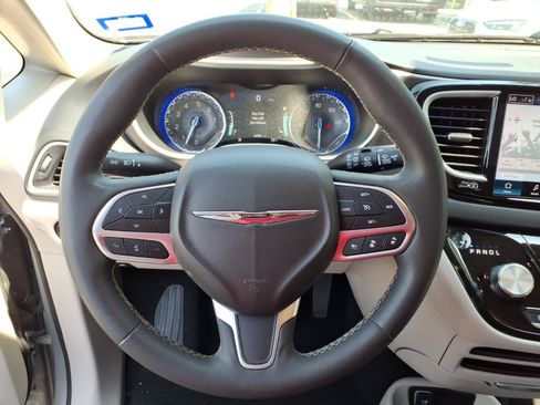 Used 2024 Chrysler Pacifica Touring-L FWD image 21