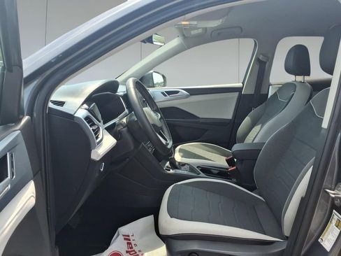 Used 2025 Volkswagen Taos SE FWD image 15