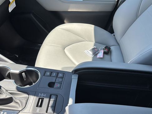 Used 2025 Toyota Highlander XLE AWD/4WD image 36