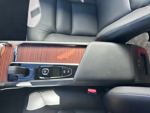 Certified 2024 Volvo XC60 B5 Plus w/ Protection Package Premier AWD/4WD image 27