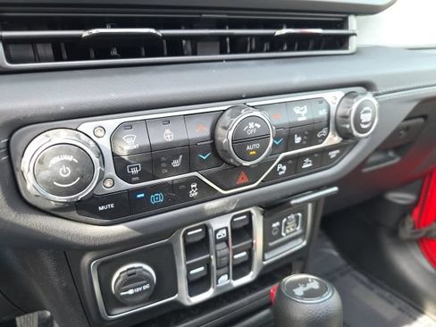 Used 2025 Jeep Wrangler Unlimited Sahara w/ Safety Group AWD/4WD image 41