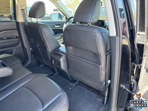 Used 2025 Nissan Pathfinder SL FWD image 44