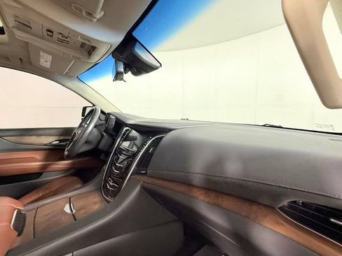 Used 2019 Cadillac Escalade Luxury AWD/4WD image 34
