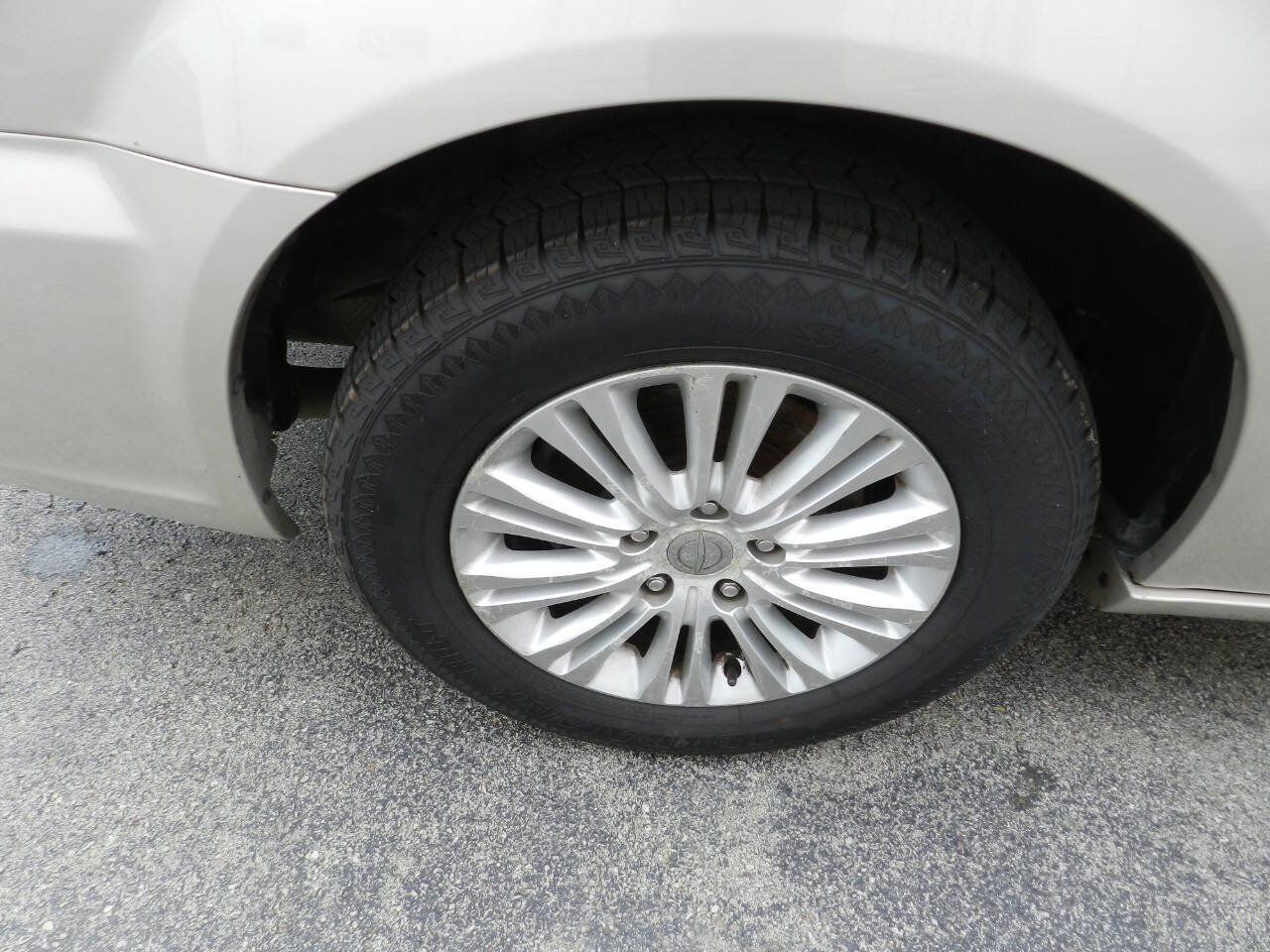 Used 2014 Chrysler Town & Country Limited w/ Luxury Group FWD image 23