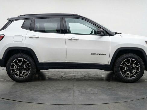 Used 2025 Jeep Compass Trailhawk AWD/4WD image 11