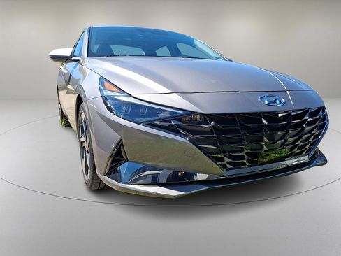 Used 2021 Hyundai Elantra Limited FWD image 2