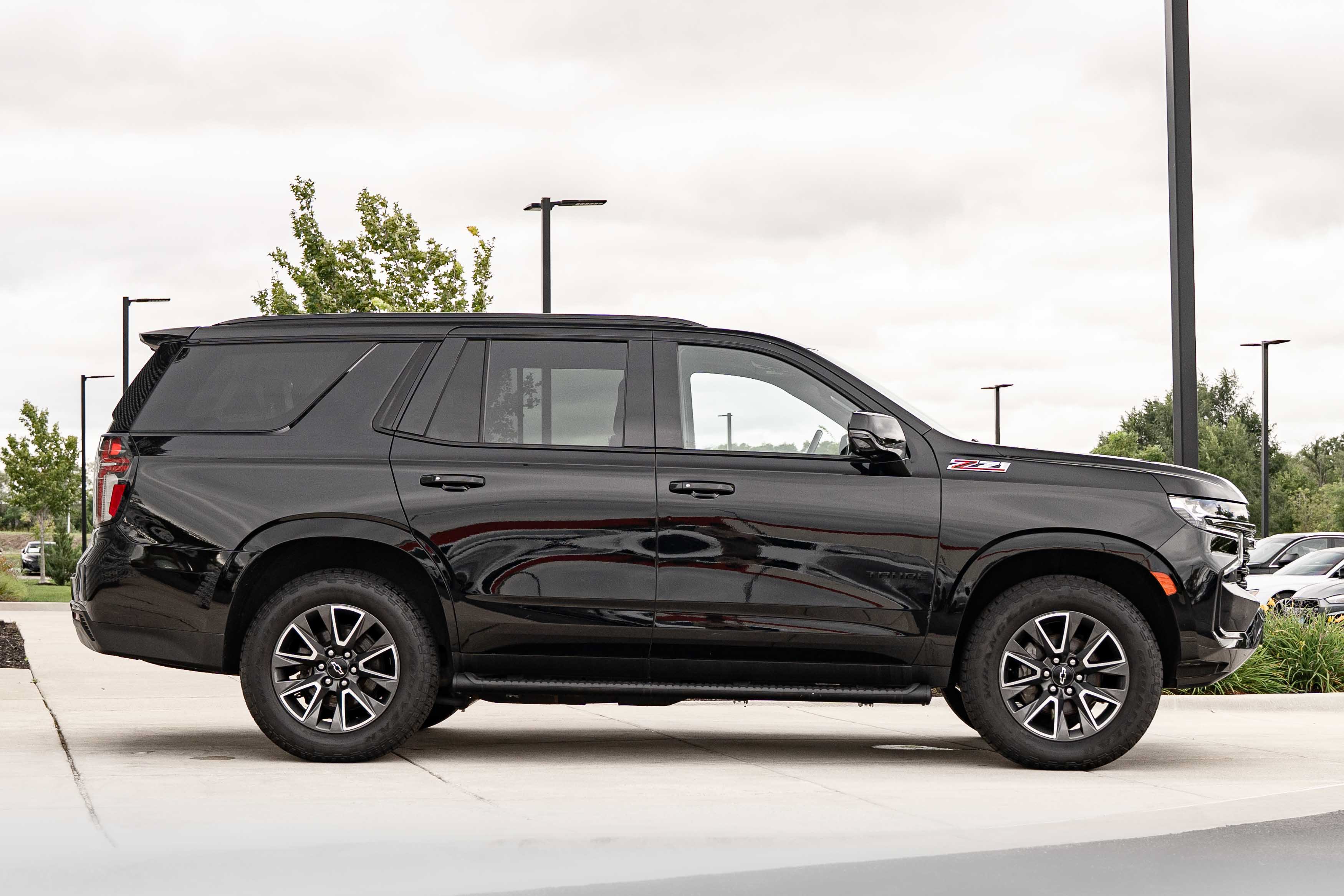 Used 2022 Chevrolet Tahoe Z71 w/ Luxury Package AWD/4WD image 3