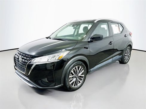 Used 2021 Nissan Kicks SV image 3