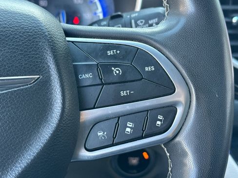 Used 2022 Chrysler Pacifica Touring-L image 36