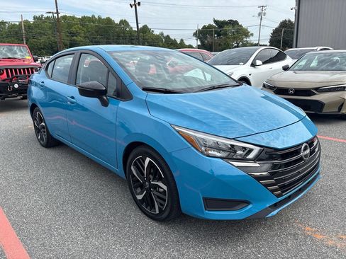 Used 2025 Nissan Versa SR FWD image 11
