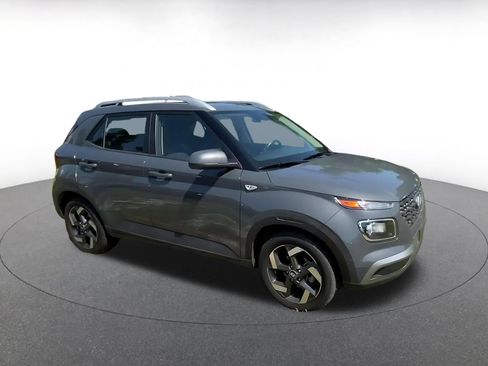 Used 2025 Hyundai Venue SEL FWD image 2