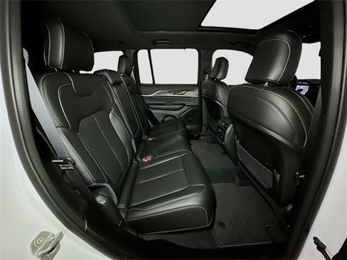 New 2025 Jeep Grand Cherokee Limited w/ Luxury Tech Group II image 31