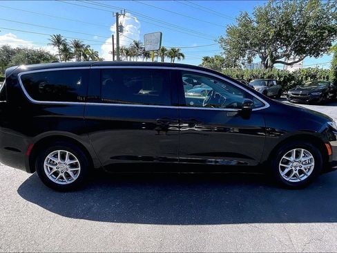 Used 2023 Chrysler Pacifica Touring-L FWD image 31