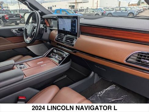 Used 2024 Lincoln Navigator L Reserve AWD/4WD image 25