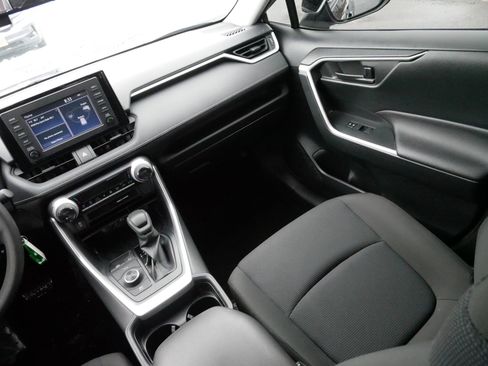 Used 2019 Toyota RAV4 LE image 11