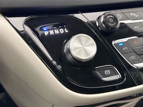 Used 2024 Chrysler Pacifica Touring-L FWD image 24