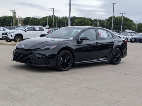 Used 2025 Toyota Camry SE FWD image 9