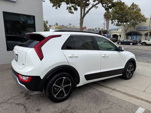 Used 2024 Kia Niro EX FWD image 8