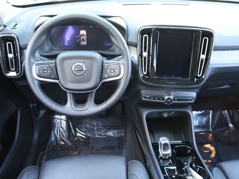 Used 2025 Volvo XC40 B5 Plus image 19