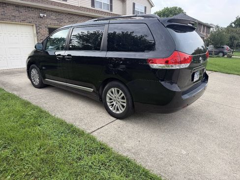 Used 2012 Toyota Sienna XLE w/ Entertainment Pkg FWD image 2