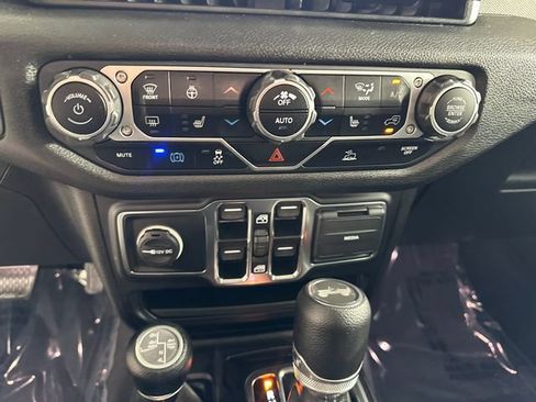 Certified 2024 Jeep Wrangler Unlimited w/ Convenience Group AWD/4WD image 16
