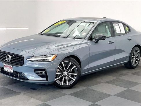 Used 2022 Volvo S60 B5 Momentum FWD image 12