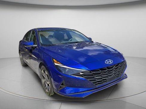 Used 2023 Hyundai Elantra SEL w/ Convenience Package FWD image 3