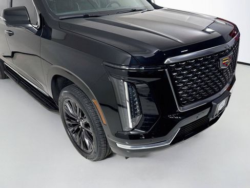 Used 2025 Cadillac Escalade ESV Premium Luxury AWD/4WD image 37