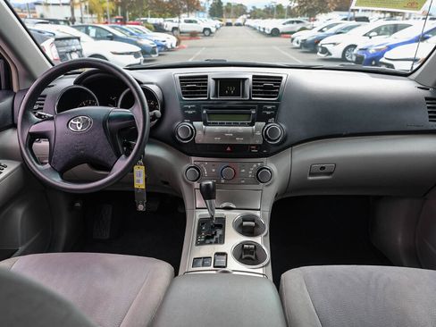 Used 2011 Toyota Highlander 2WD image 2