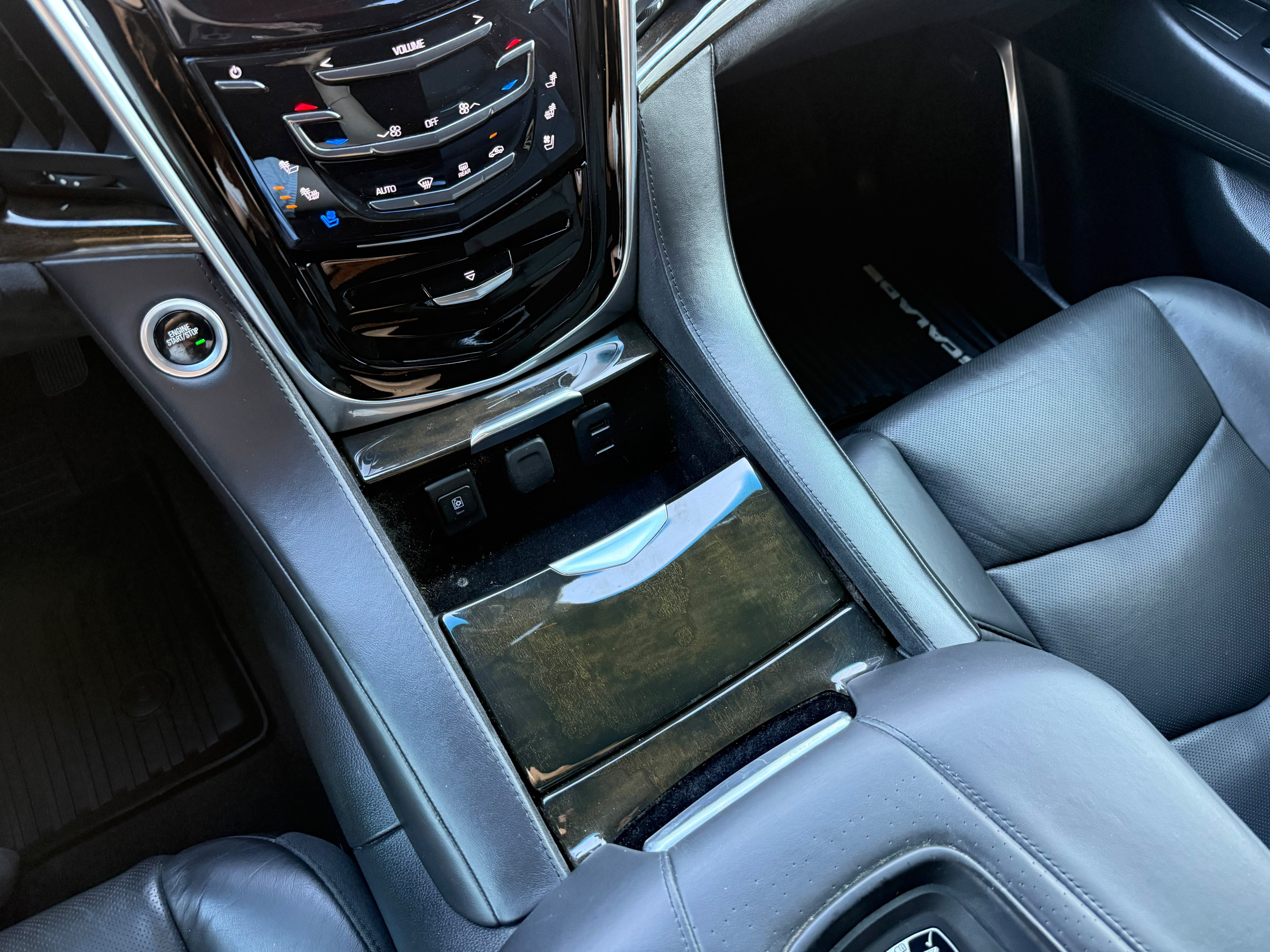 Used 2020 Cadillac Escalade Platinum AWD/4WD image 23