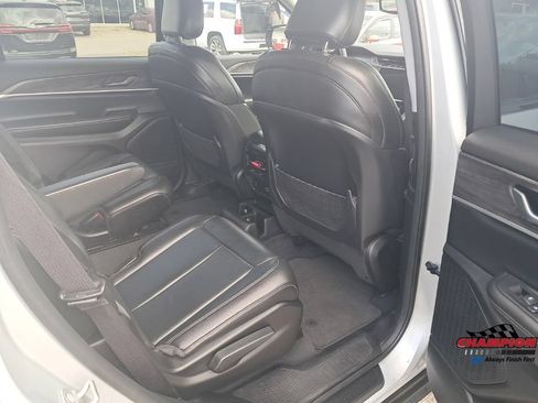 Used 2023 Jeep Grand Cherokee L Limited AWD/4WD image 16