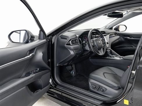 Used 2019 Toyota Camry XSE image 6