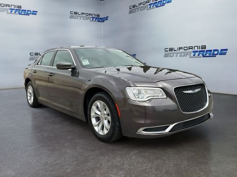 Used 2022 Chrysler 300 Touring RWD image 3