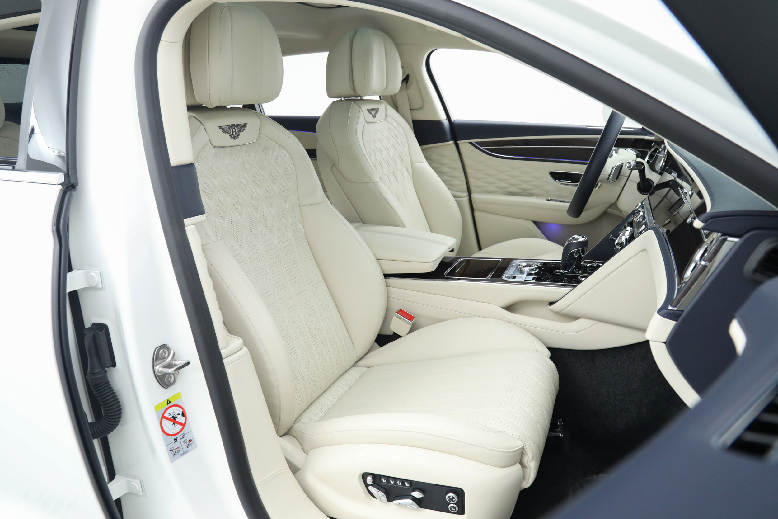 Used 2022 Bentley Flying Spur Plug-In Hybrid AWD/4WD image 17