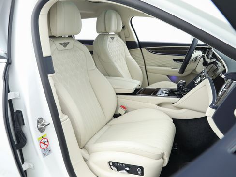 Used 2022 Bentley Flying Spur Plug-In Hybrid AWD/4WD image 17
