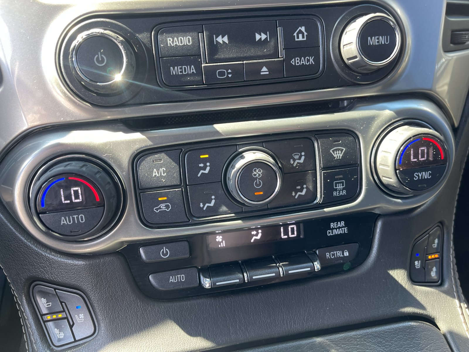 Used 2018 Chevrolet Suburban Premier AWD/4WD image 28