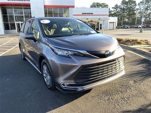 Used 2021 Toyota Sienna XLE image 2