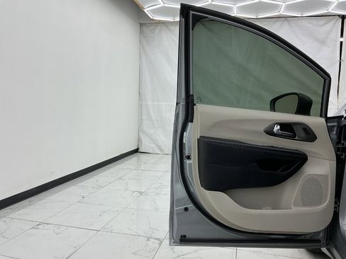 Used 2020 Chrysler Pacifica Touring-L FWD image 18