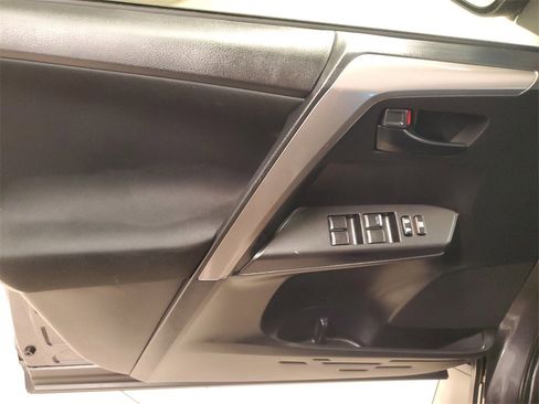 Used 2018 Toyota RAV4 LE image 17