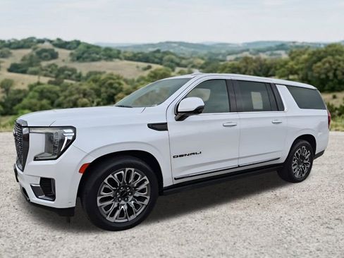Used 2023 GMC Yukon XL Denali Ultimate AWD/4WD image 3