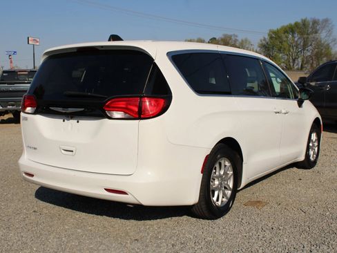 Used 2024 Chrysler Voyager LX image 8