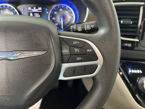 Used 2017 Chrysler Pacifica Touring FWD image 17