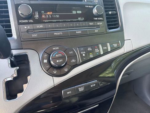 Used 2014 Toyota Sienna LE FWD image 28